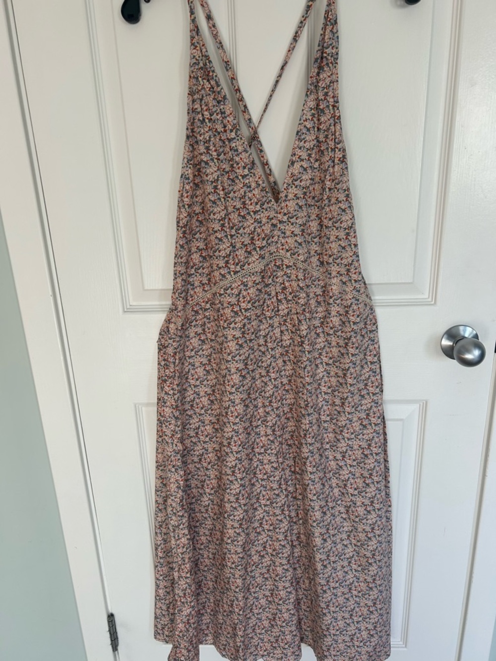 Sleeveless V-Neck Midi Dress in Blush Floral
